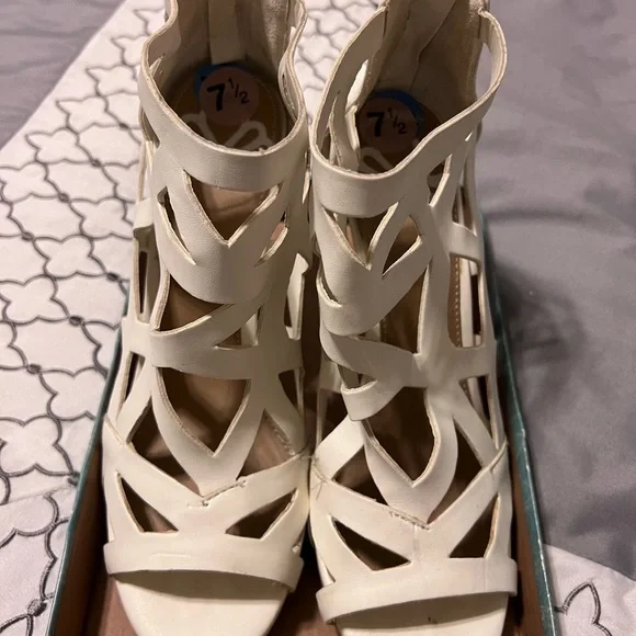 Fergalicious Histeria Cage Cut Out High Heel Back Zip White Sandal Size 7.5 - Picture 4 of 9